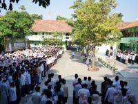 Kobarkan Semangat Resolusi Jihad dan Cinta Tanah Air, MAN 1 LAMONGAN Peringati Hari Santri Nasional 2026 Dengan Khidmat